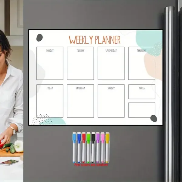 Tableau magnétique semaine enfant sur porte réfrigérateur avec marqueurs colorés.
