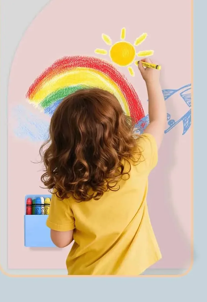 Comparaison avant/après montrant une enfant dessinant sur un mur puis sur une surface murale dédiée avec des crayons rangés