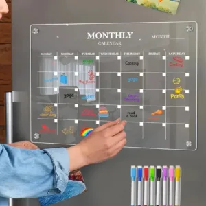 Calendrier mural acrylique pour frigo avec marqueurs colorés et magnets.