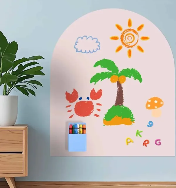 Calendrier magnétique enfant en forme d'arche rose avec dessins colorés de plage, lettres magnétiques et craies intégrées